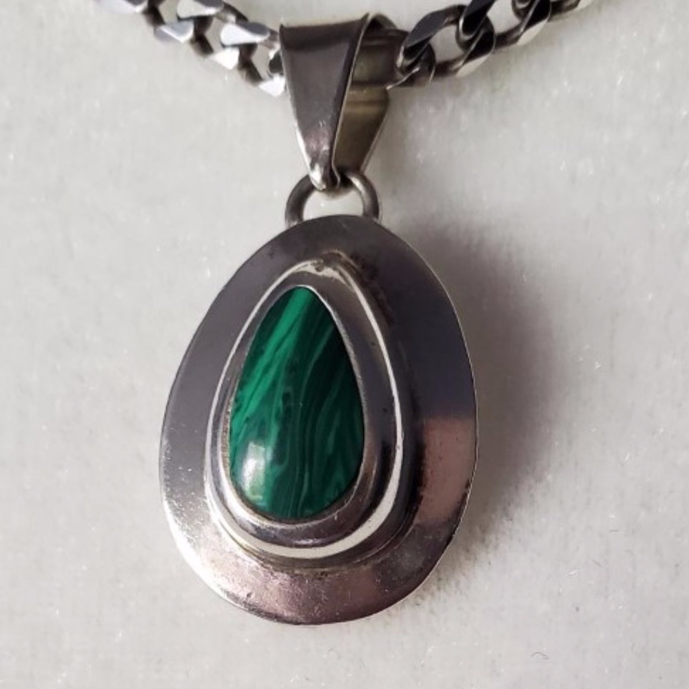 PENDANT / STERLING SILVER & MALACHITE